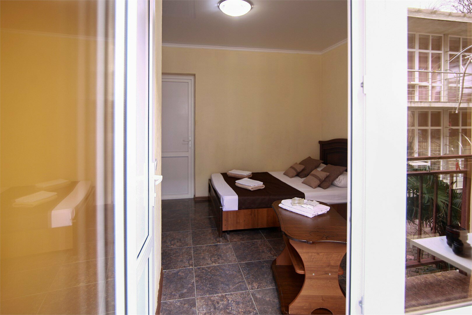 Двухместный номер с двуспальной кроватью и дополнительной кроватью