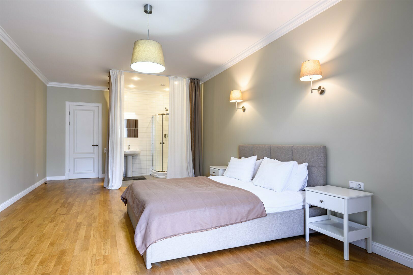 Семейные апартаменты с балконом и видом на ул. Малую Морскую