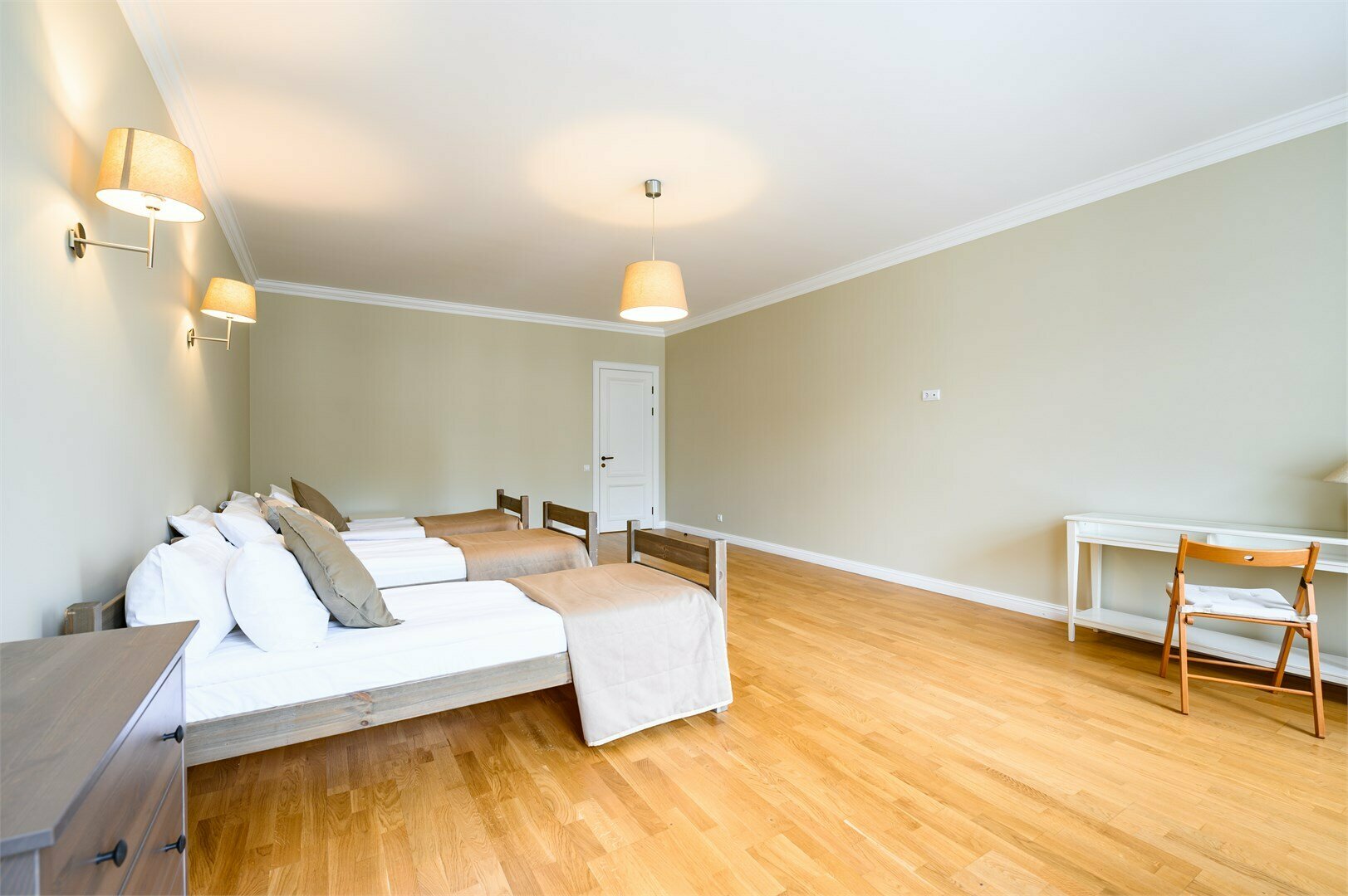 Семейные апартаменты с балконом и видом на ул. Малую Морскую