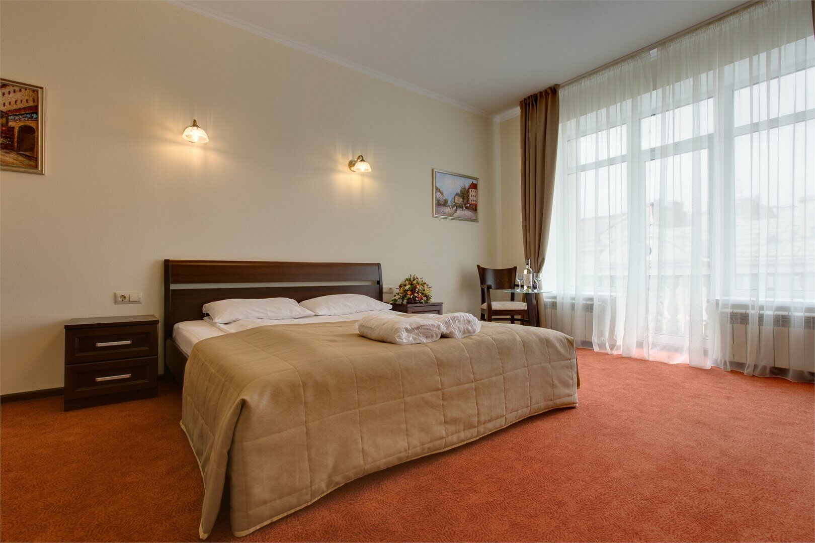 Люкс с балконом, кроватью кинг-сайз и джакузи ( вид на город и крыши, кондиционер)