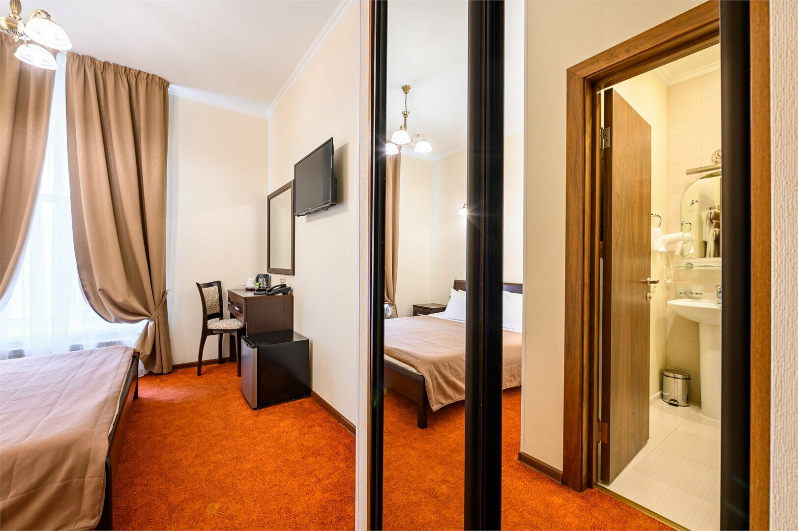 Стандартный номер с 1 кроватью вид на город или во внутренний двор