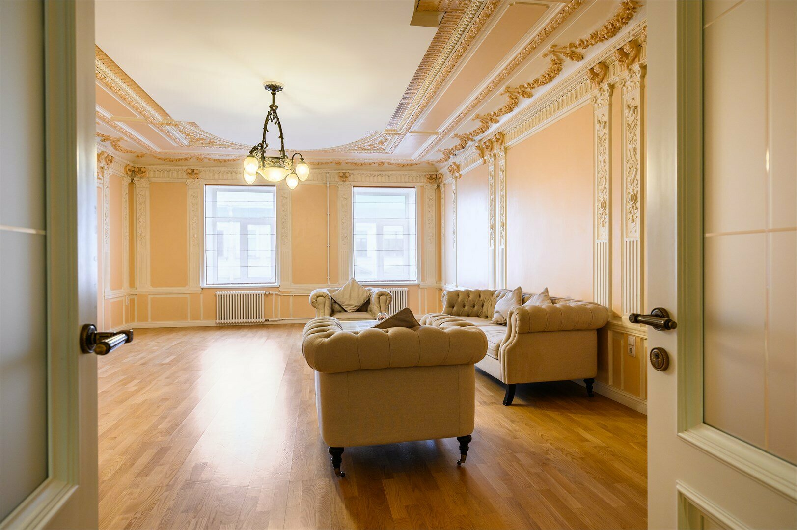 Семейные апартаменты с балконом и видом на ул. Малую Морскую