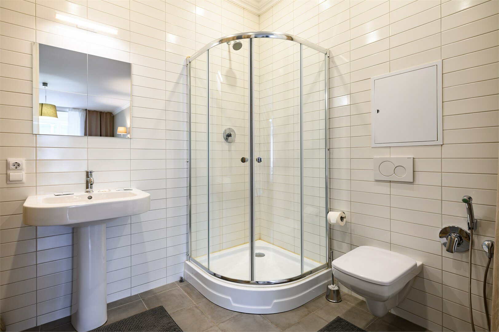 Семейные апартаменты с балконом и видом на ул. Малую Морскую