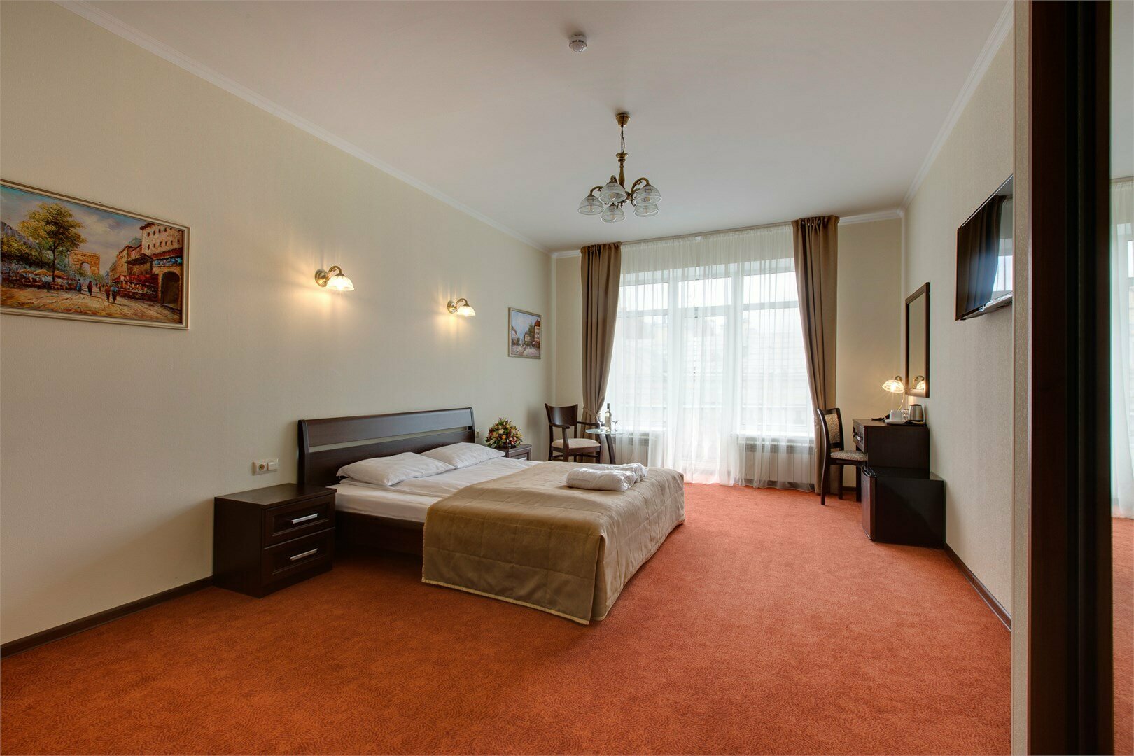 Люкс с балконом, кроватью кинг-сайз и джакузи ( вид на город и крыши, кондиционер)