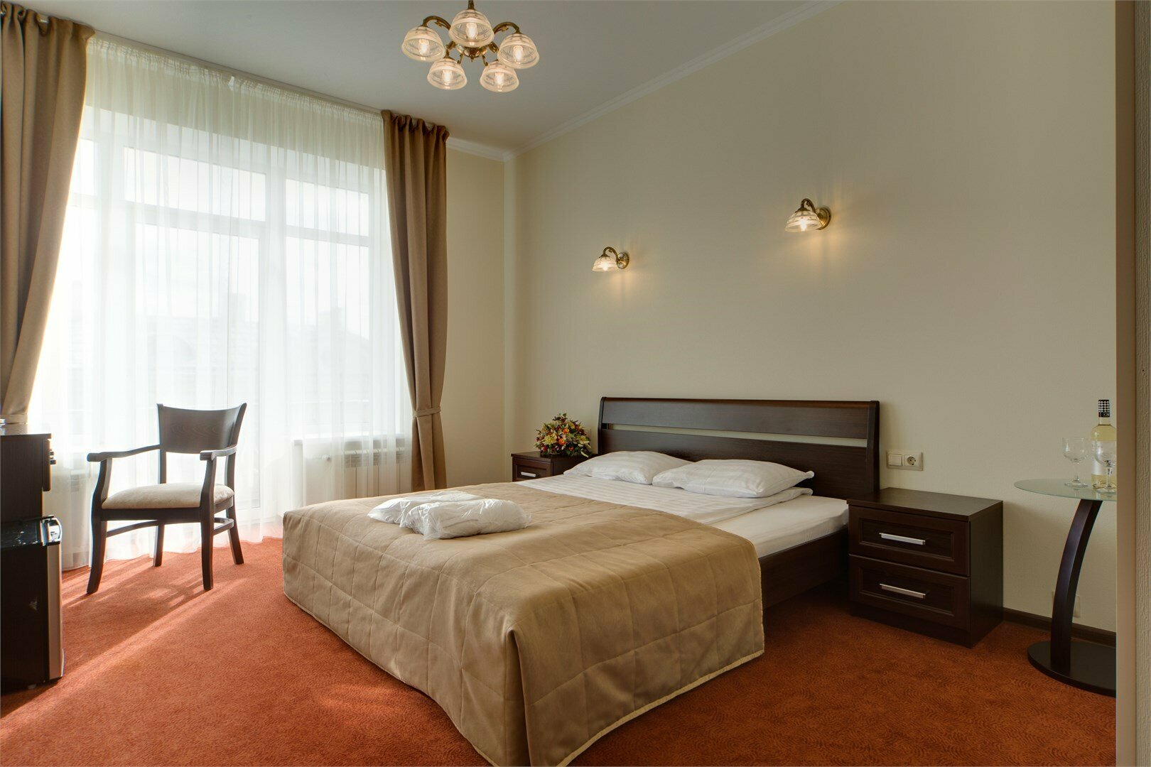 Люкс с балконом, кроватью кинг-сайз и джакузи ( вид на город и крыши, кондиционер)