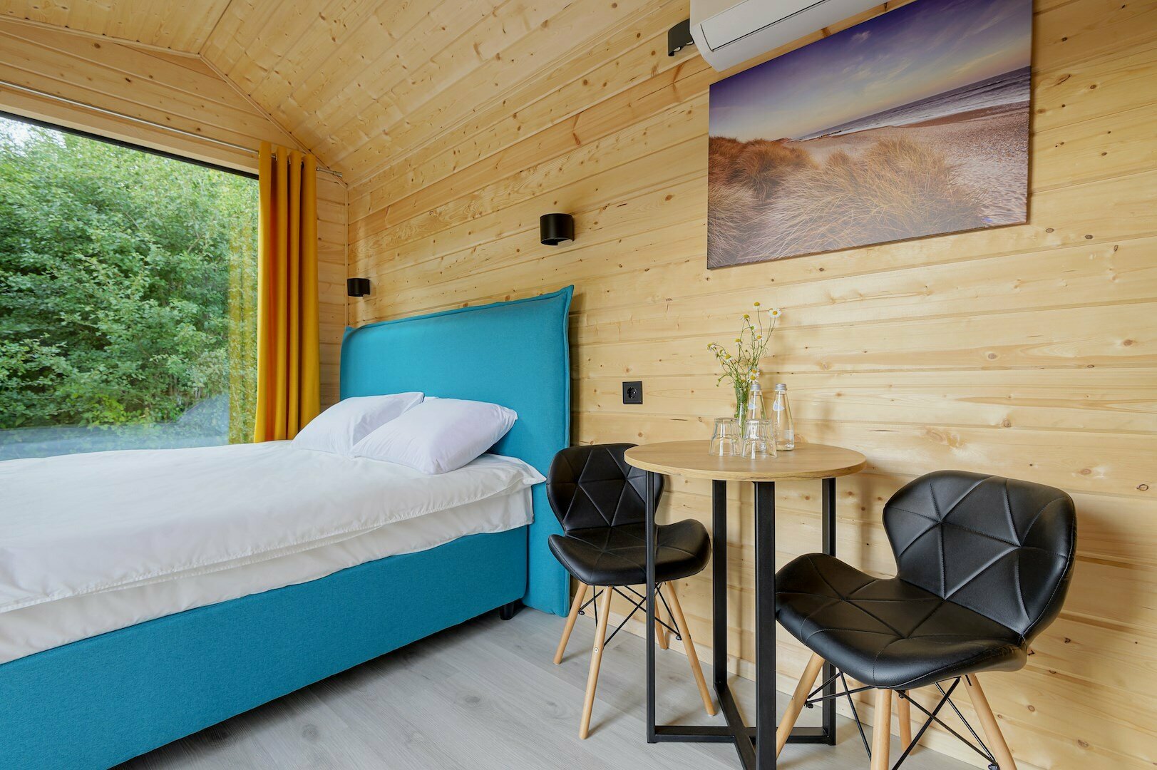 Домик с кондиционером и качелью