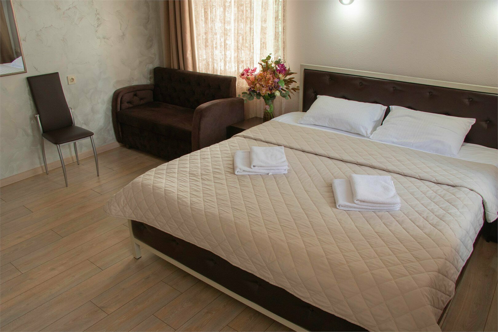 Двухместный номер с двуспальной кроватью и дополнительной кроватью