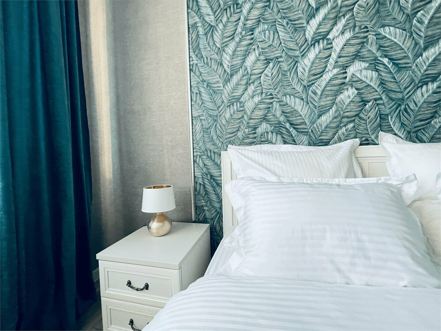 Двухместный номер-полулюкс с 1 кроватью queen-size (ширина 160 см) и балконом