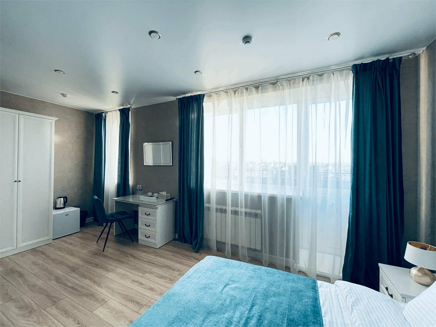 Двухместный номер-полулюкс с 1 кроватью queen-size (ширина 160 см) и балконом