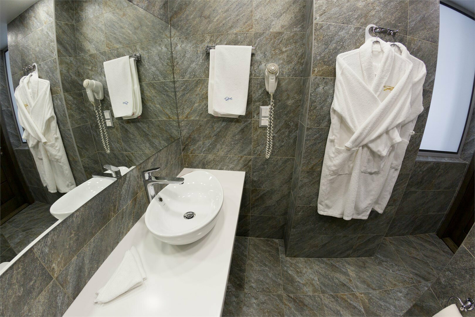 Стандарт+ 2-местный (с видом на воду и балконом)