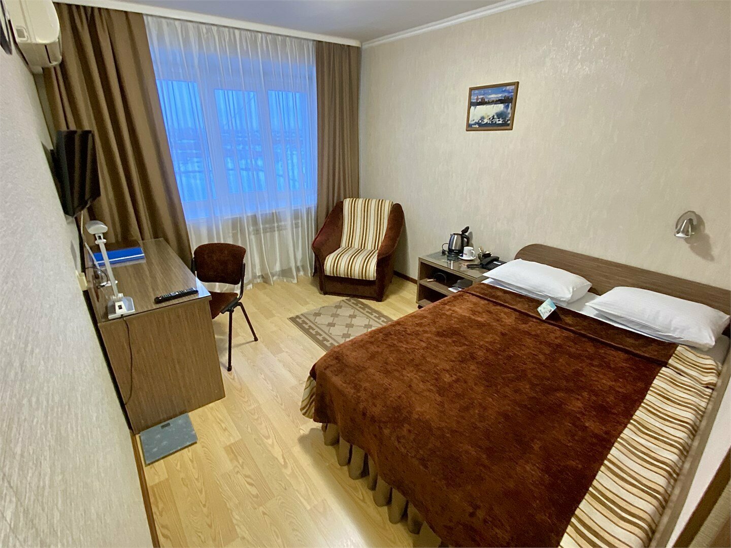 НОМЕР ПОВЫШЕННОЙ КОМФОРТНОСТИ С ПОЛУТОРОСПАЛЬНОЙ КРОВАТЬЮ