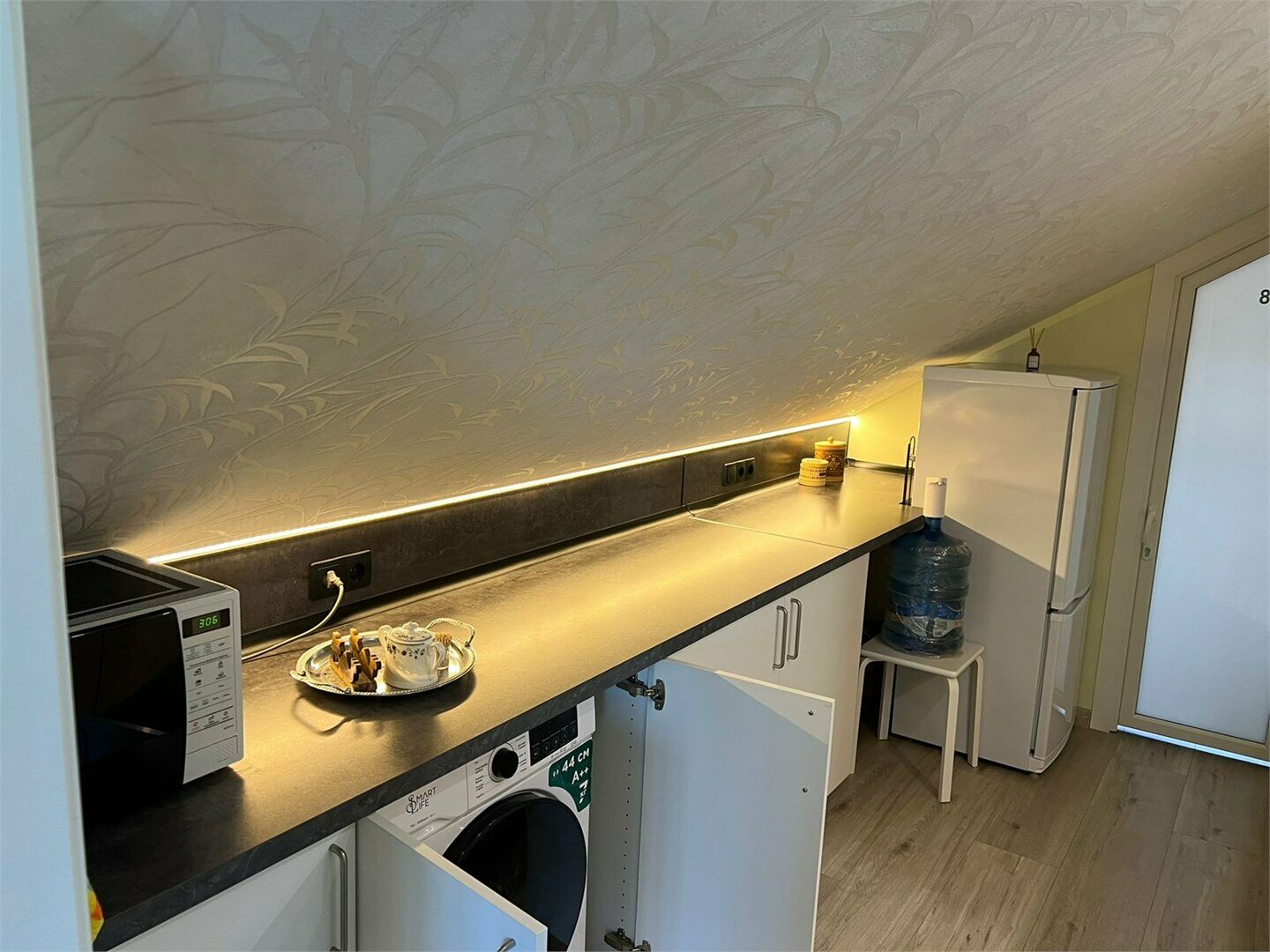 Двухкомнатные апартаменты с кухней и гостиной