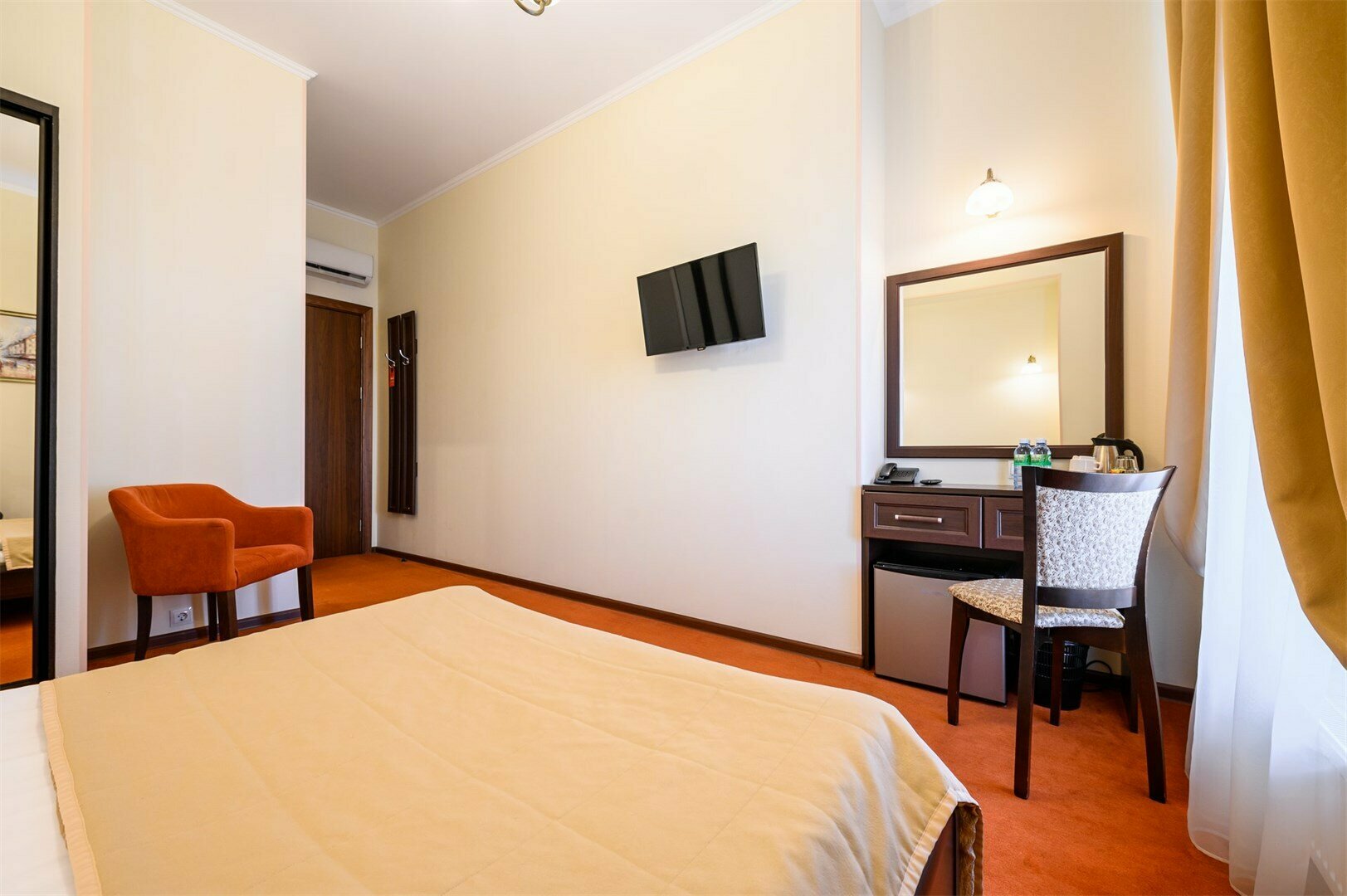 Стандартный номер с 1 кроватью и видом на набережную или во двор