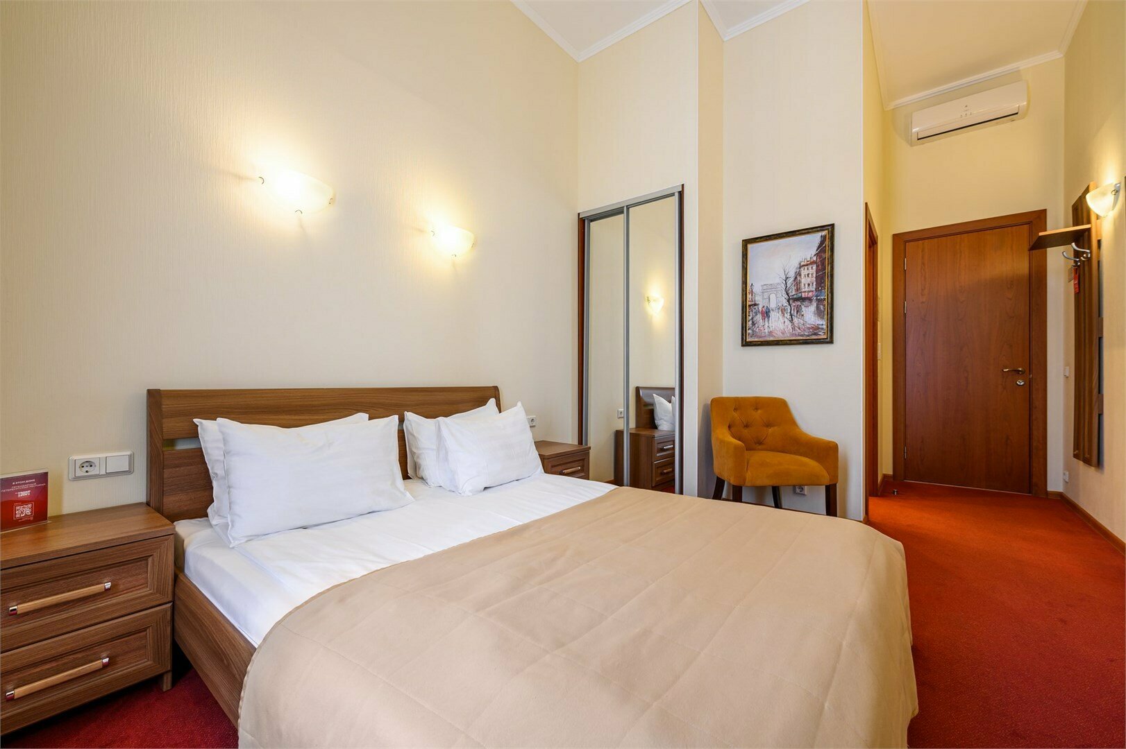 Стандартный номер с 1 кроватью и видом на набережную или во двор