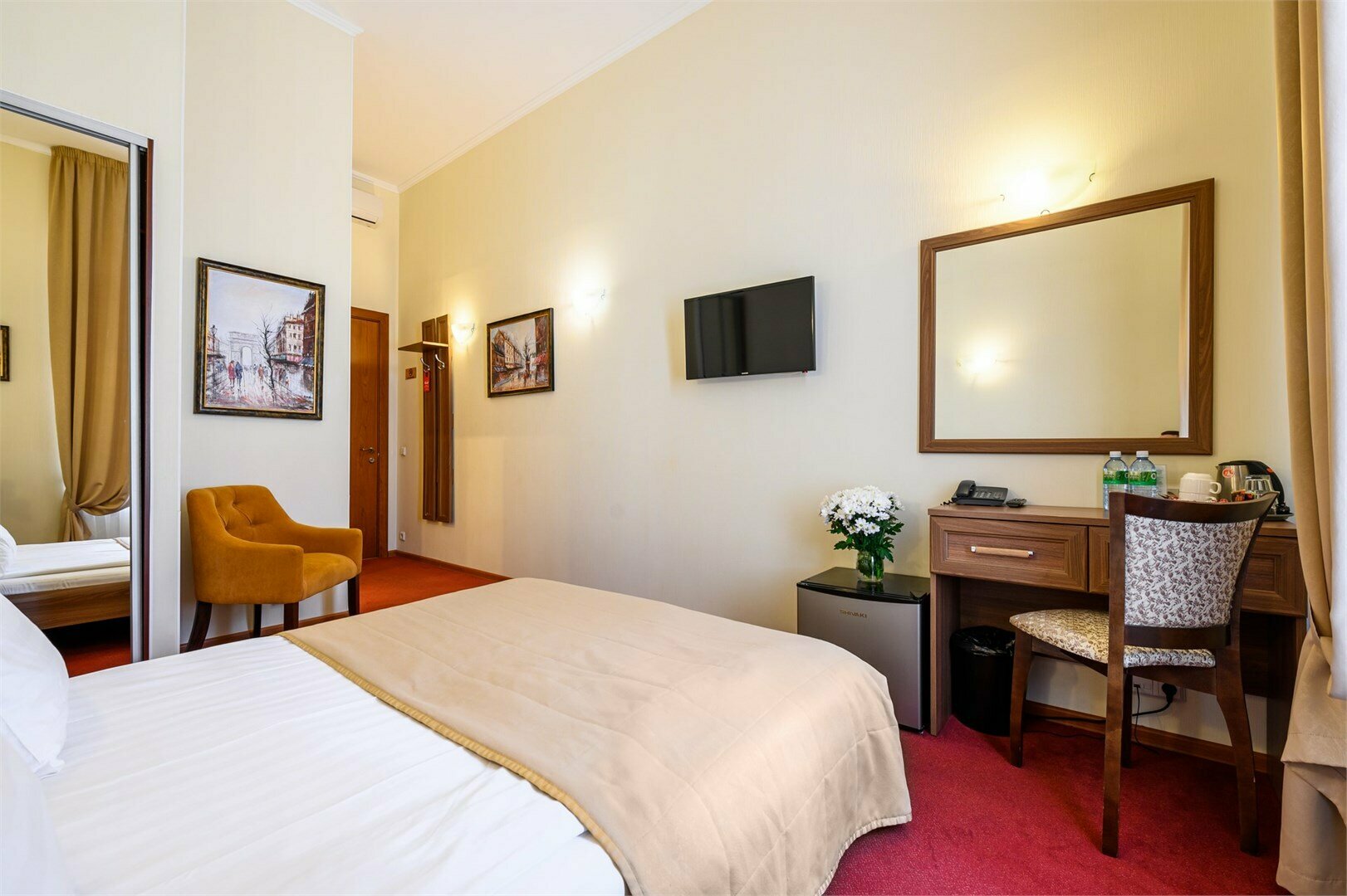 Стандартный номер с 1 кроватью и видом на набережную или во двор