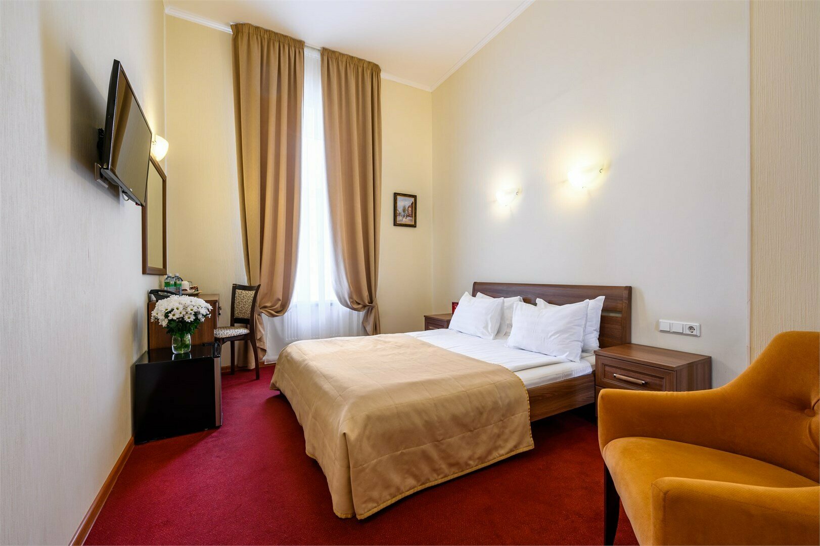 Стандартный номер с 1 кроватью и видом на набережную или во двор