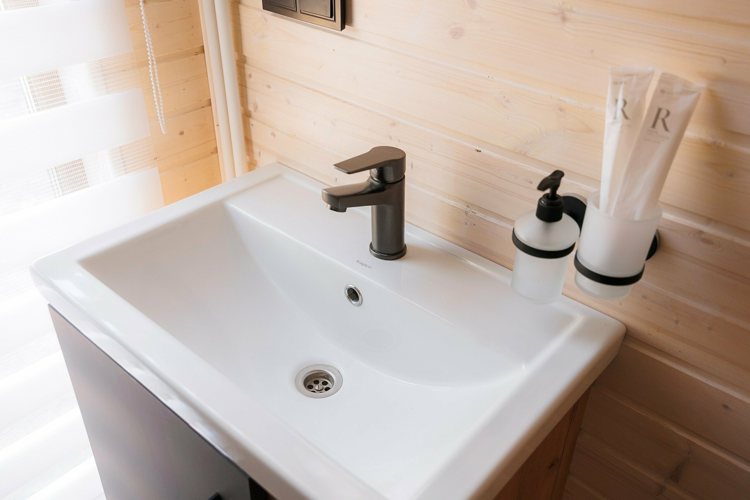 Однокомнатный домик с панорамными окнами и террасой