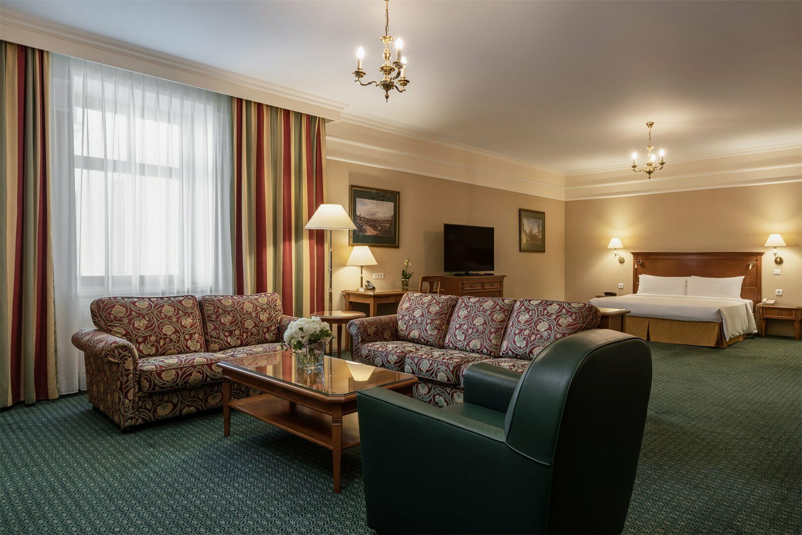 Гранд Студио Люкс с одной большой кроватью с доступом в представительскую гостиную