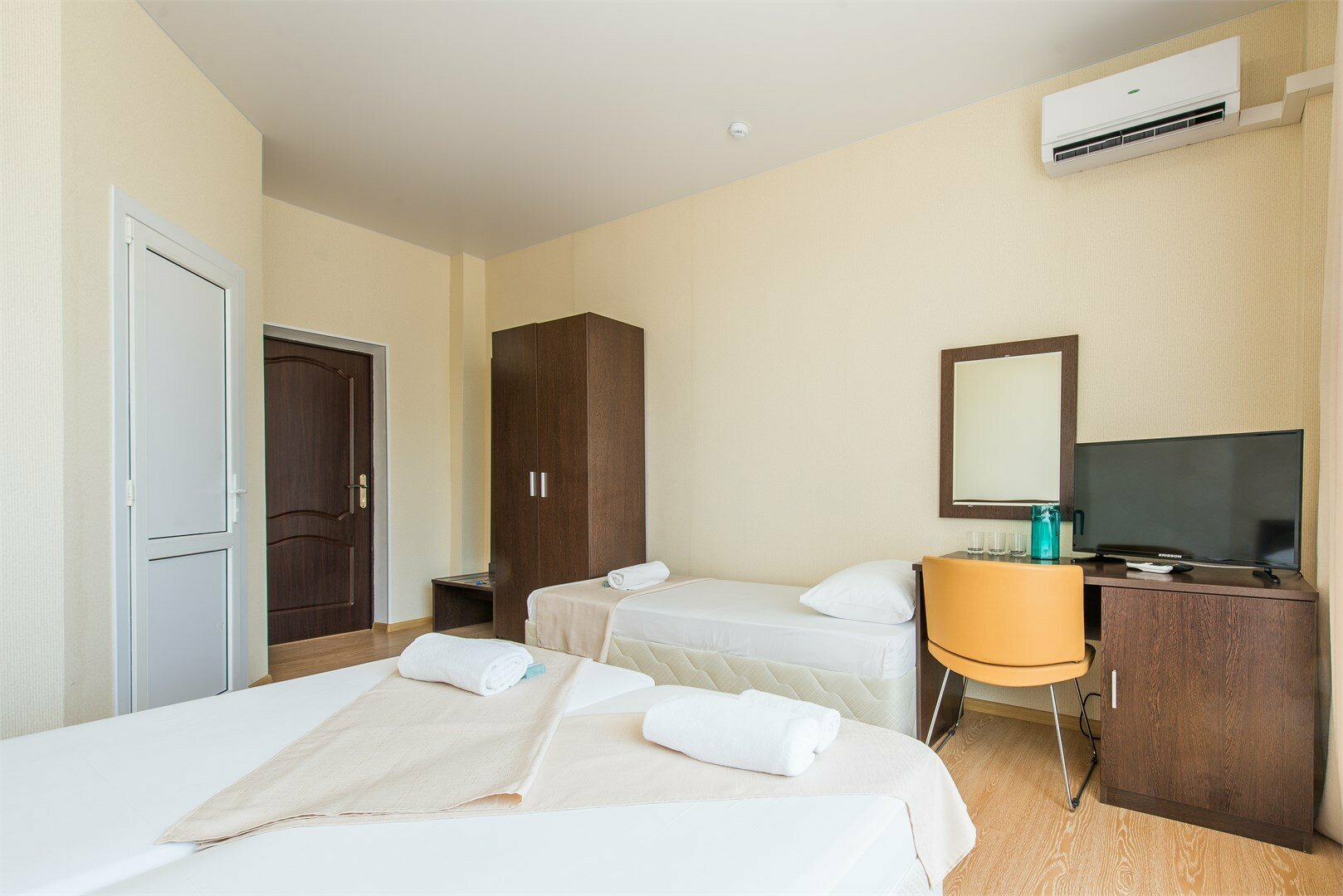 Трехместный