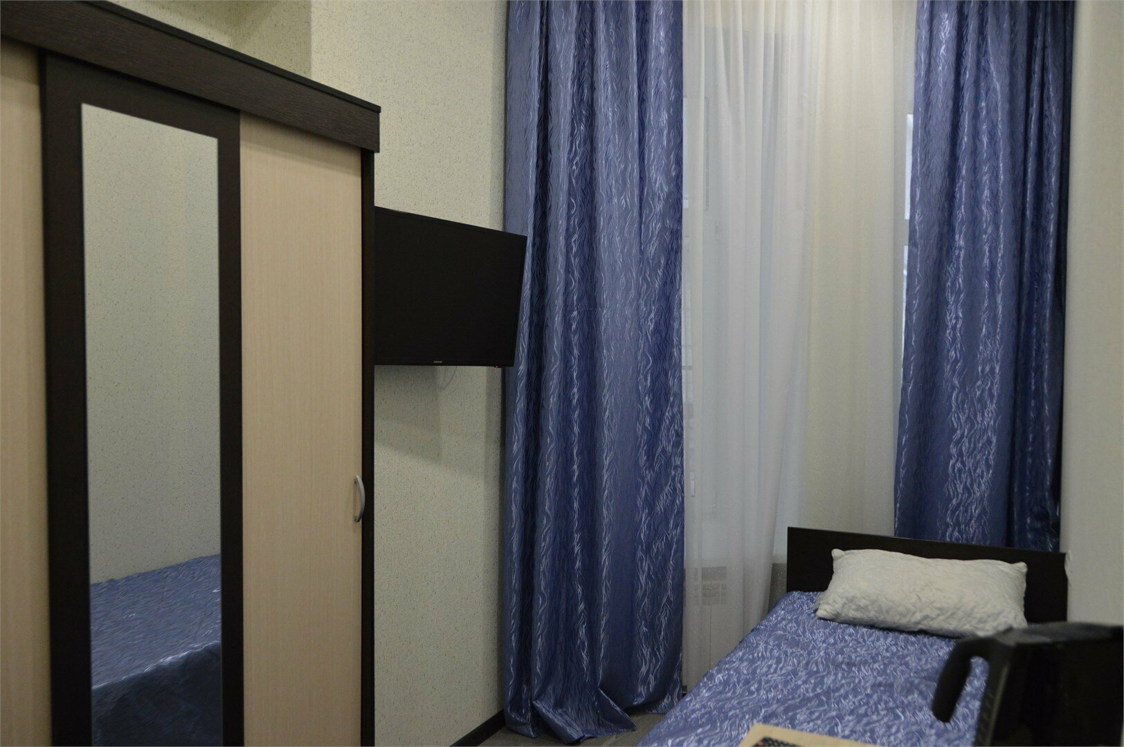 Комната для одного внешней ванной комнатой