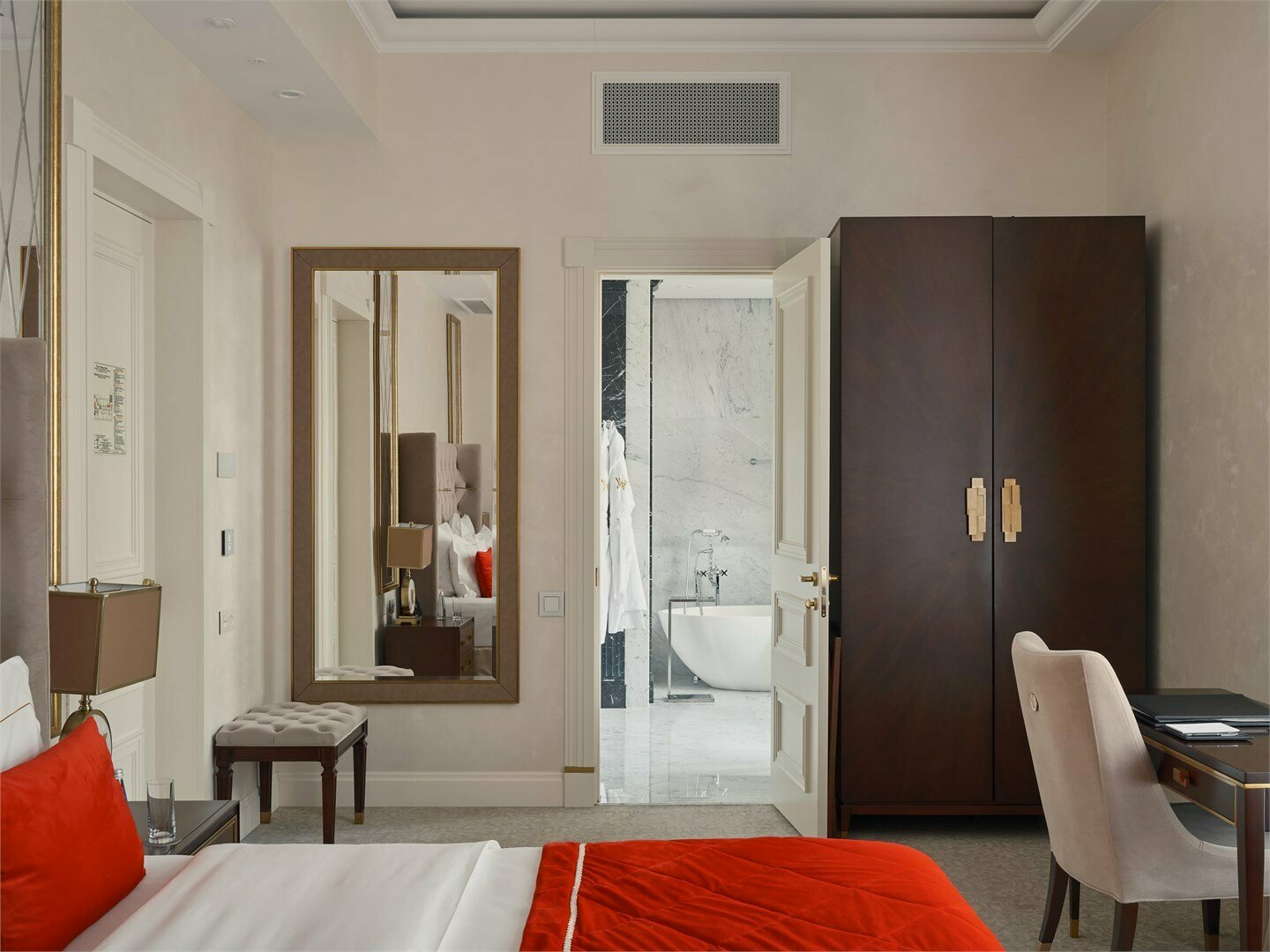 Делюкс с видом на город с одной большой кроватью