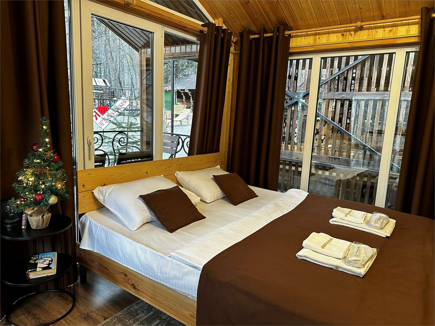 Домик на земле 1 студия (двухспальная кровать, раскладной диван)