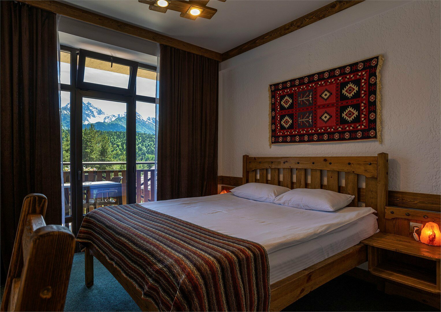 Двухместный с панорамным видом на горы | 3  — этаж |