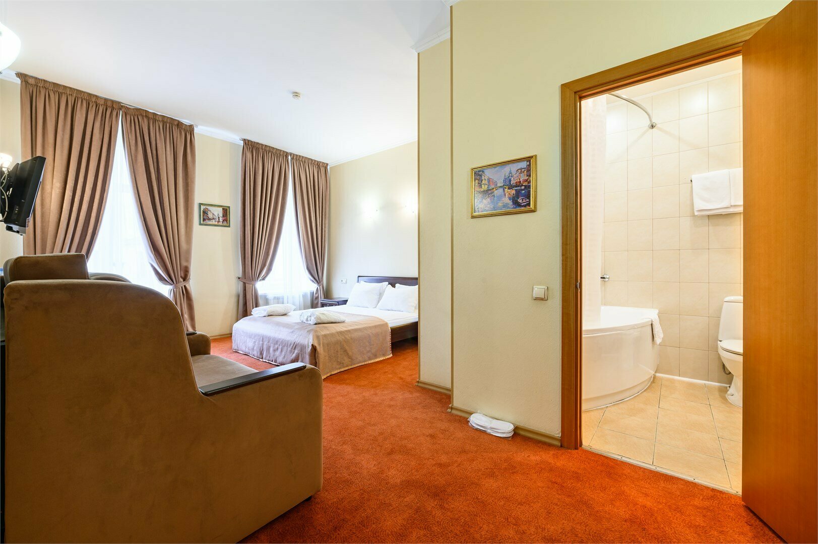 Улучшенная двухместная комната с 1 или 2 кроватями и диваном-кроватью