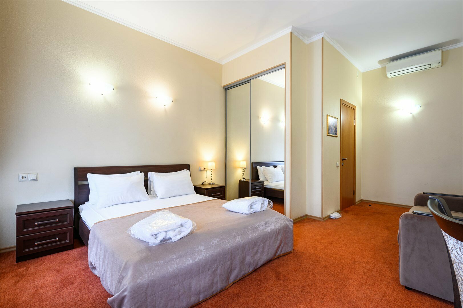 Улучшенная двухместная комната с 1 или 2 кроватями и диваном-кроватью