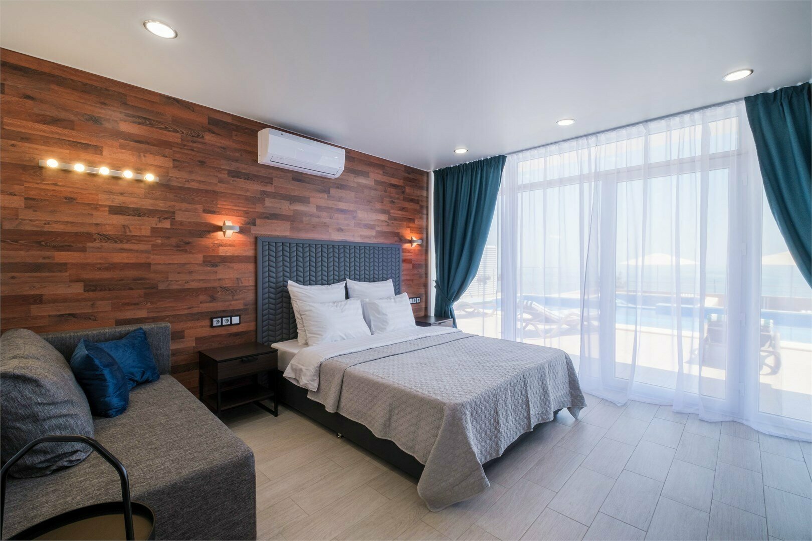 Номер с выходом к бассейну и видом на море