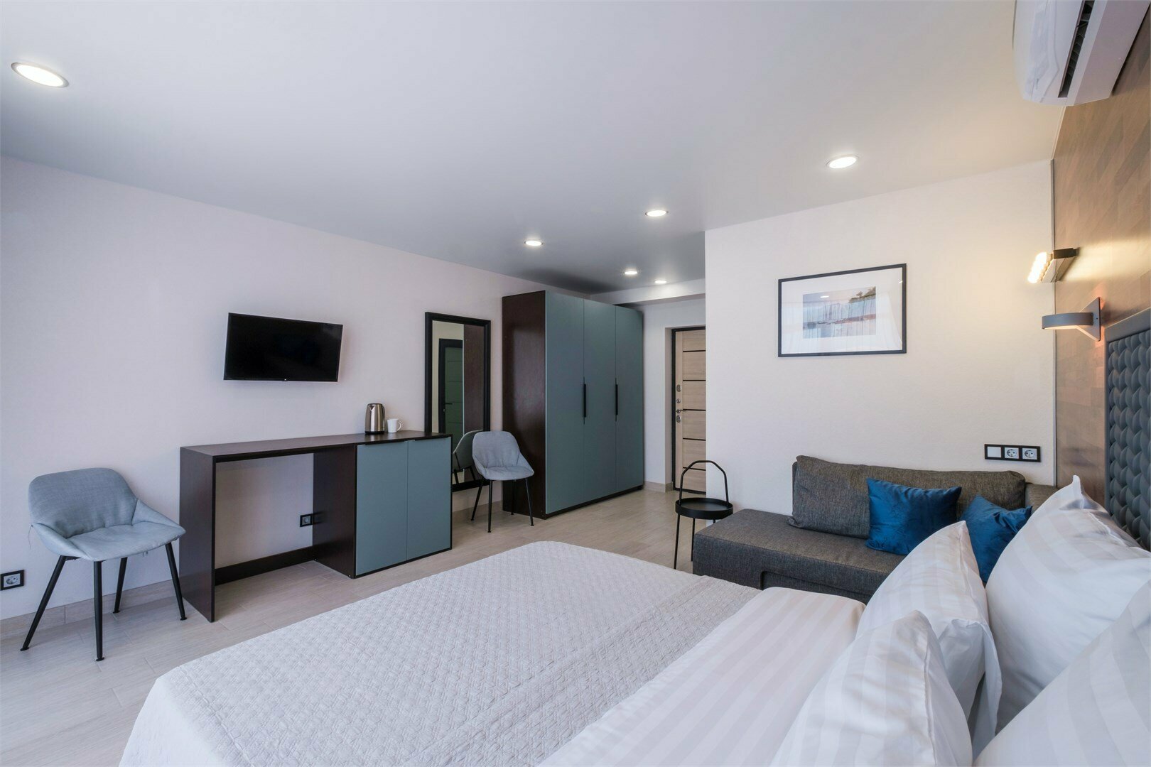 Номер с выходом к бассейну и видом на море