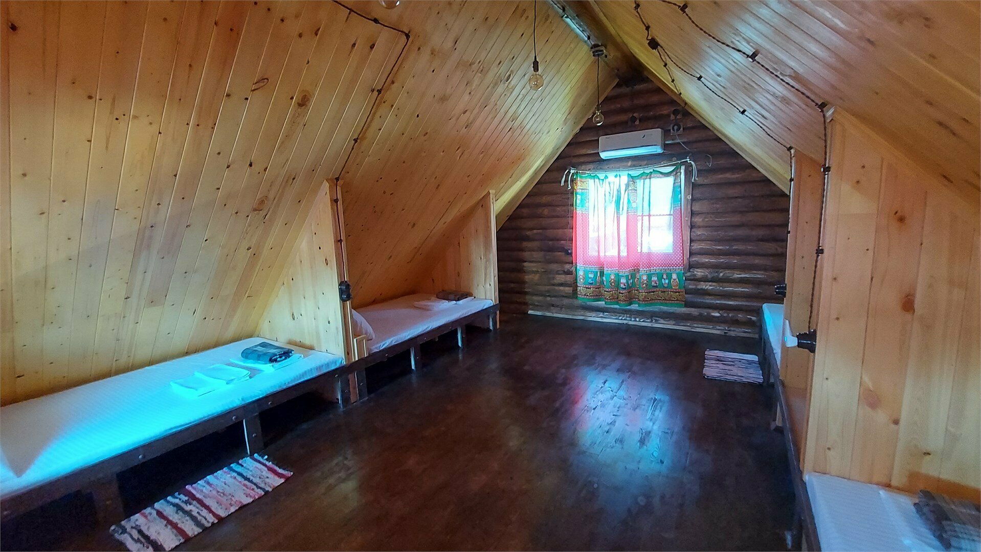 Коттедж с балконом