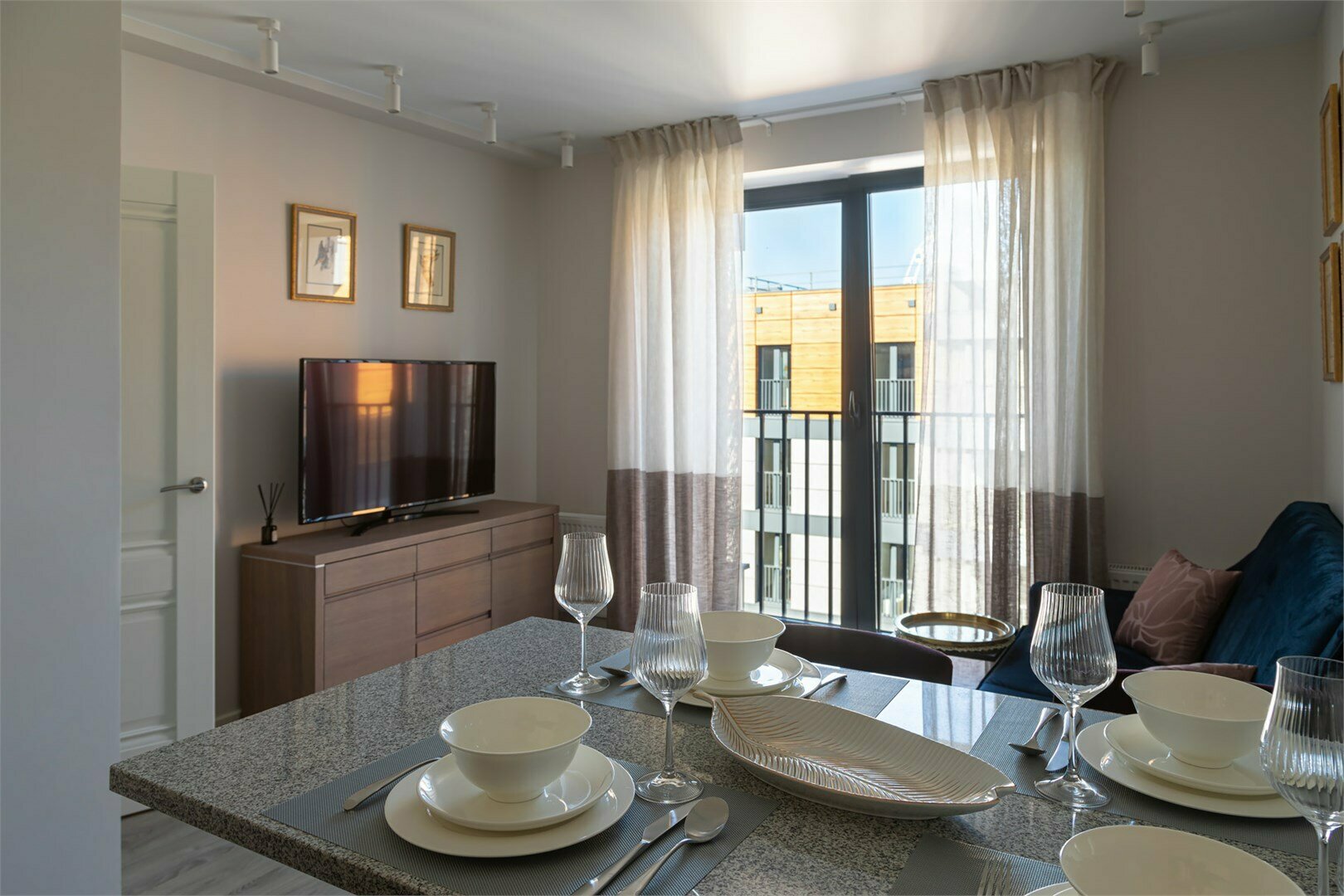 Brassica Bird - небольшой уютный апартмент с одной спальней и раскладным диваном,  размещенном в объединенной зоне гостиной/кухни