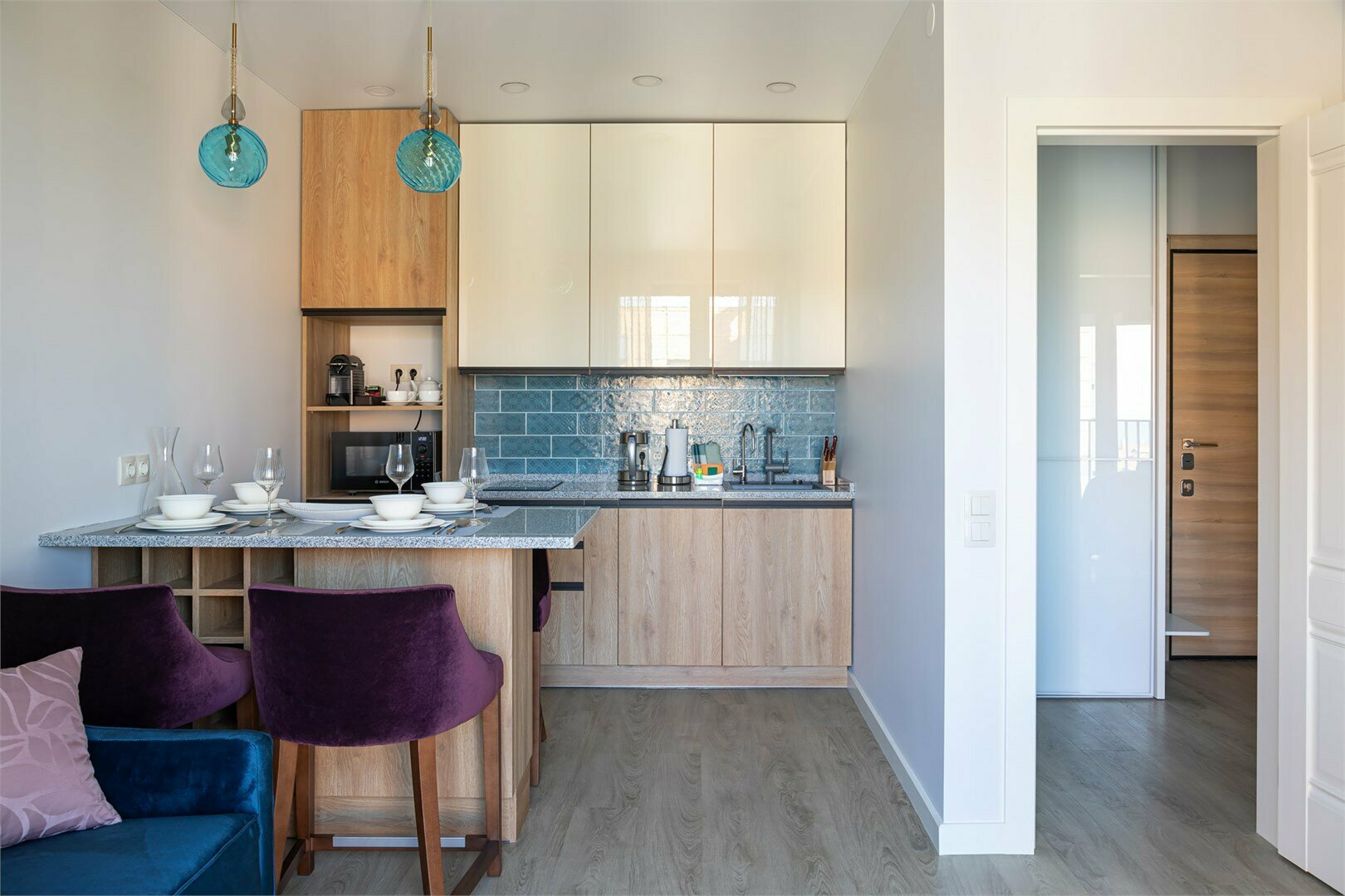 Brassica Bird - небольшой уютный апартмент с одной спальней и раскладным диваном,  размещенном в объединенной зоне гостиной/кухни