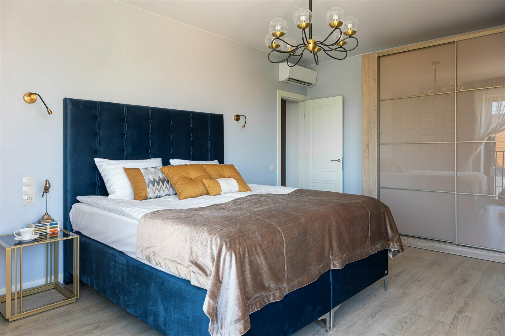 Brassica Gold - апартамент с двумя спальнями, большой кухней и объединенной с ней гостиной зоной