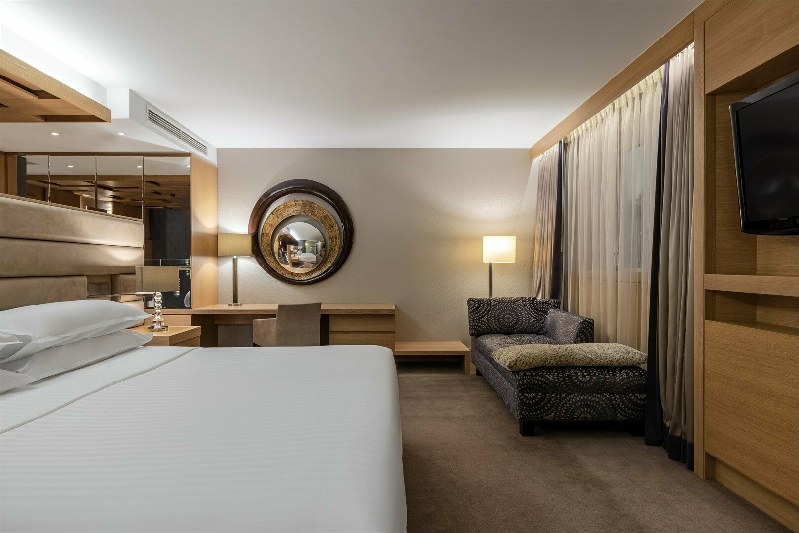 Двухуровневый люкс с одной большой кроватью