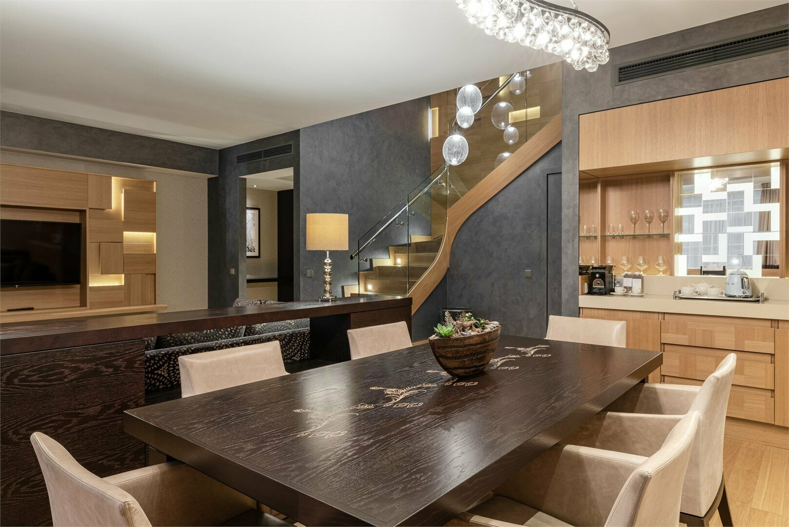 Двухуровневый люкс с одной большой кроватью