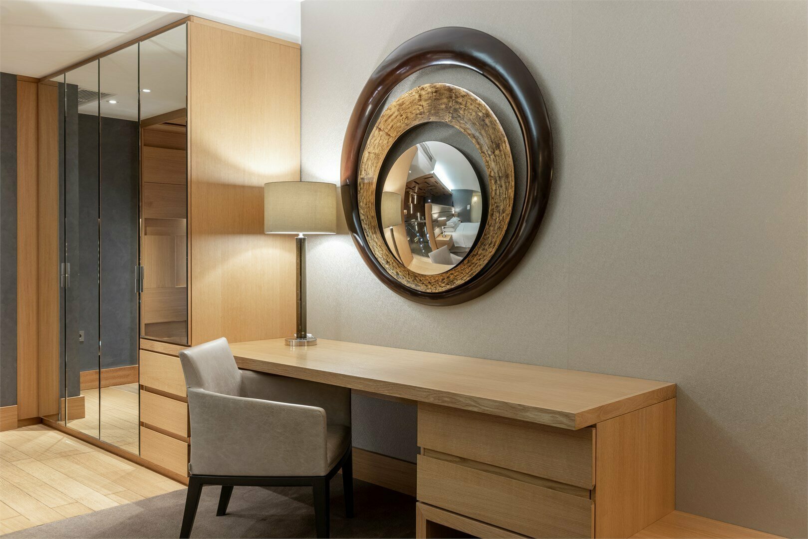 Двухуровневый люкс с одной большой кроватью