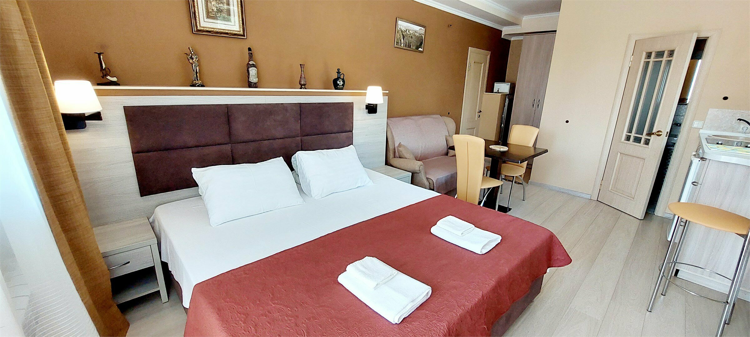 Полулюкс 6, 1 этаж, балкон, отдельный вход