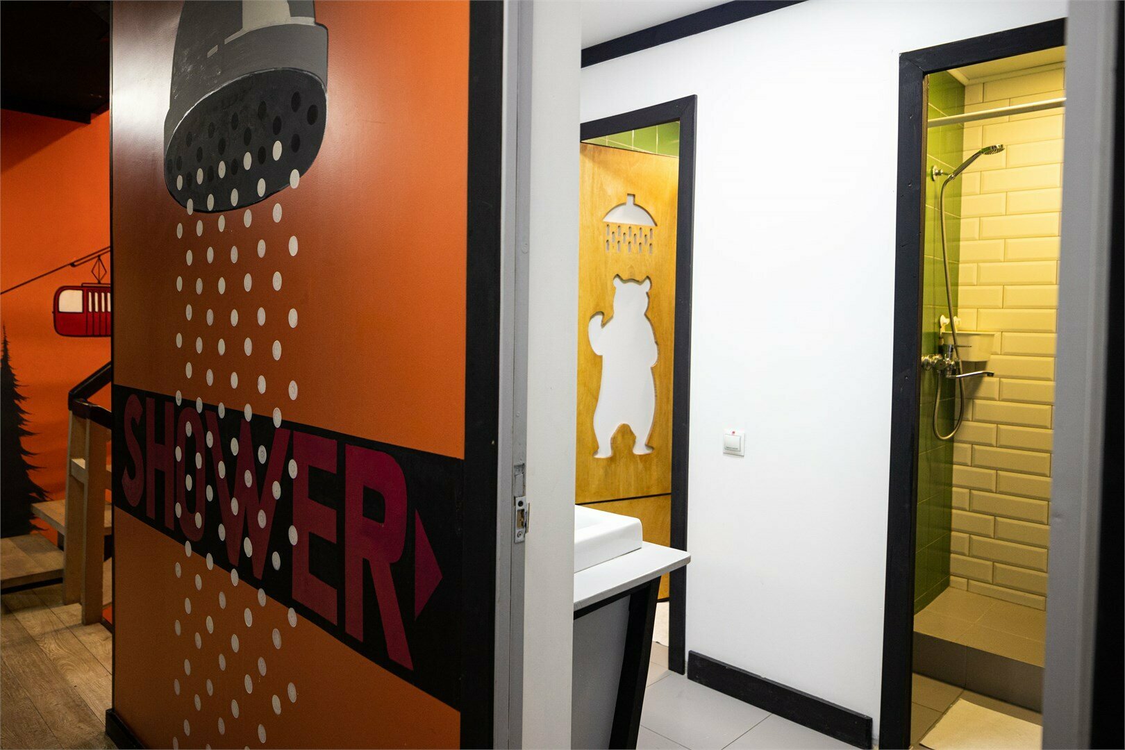 Односпальная кровать в общем номере с 6 кроватями