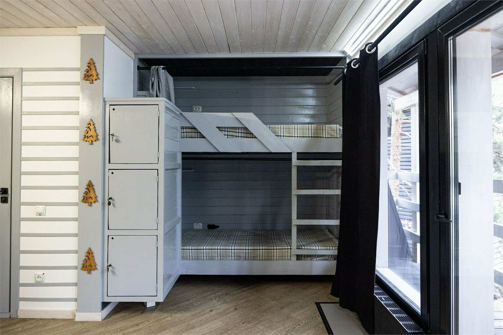 Односпальная кровать в общем номере с 6 кроватями