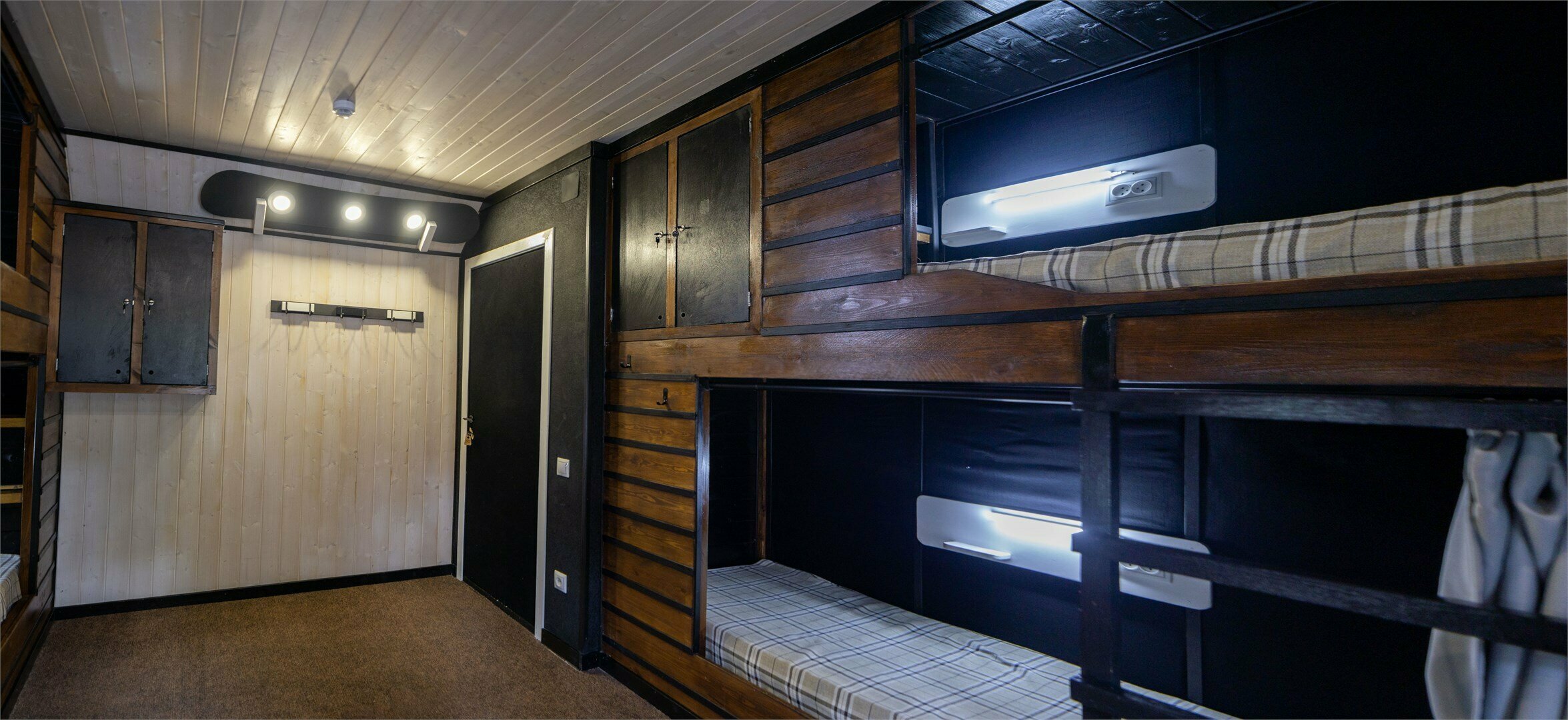 Односпальная кровать в общем номере с 6 кроватями