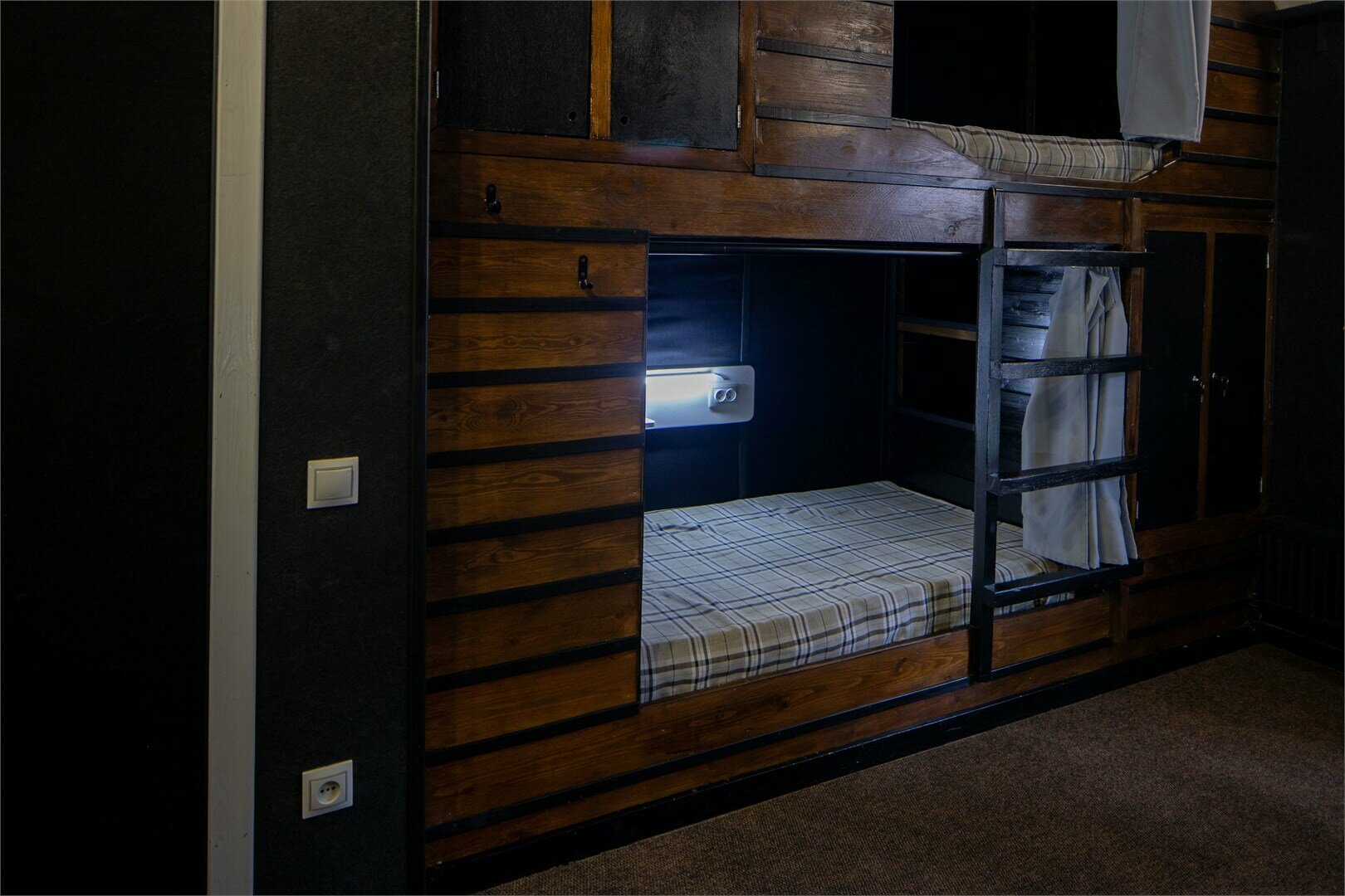 Односпальная кровать в общем номере с 6 кроватями