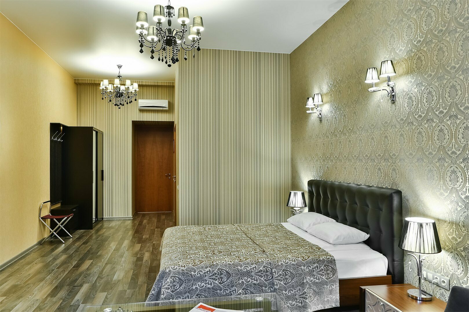 Большая комната с дополнительной мягкой мебелью