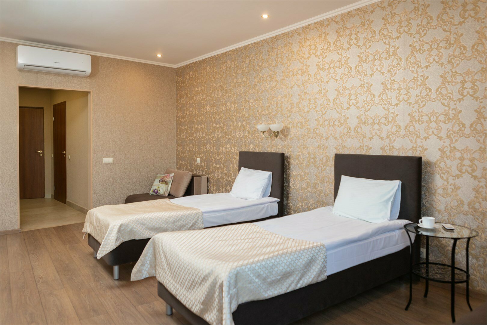 Двухместный улучшенный номер с двумя раздельными кроватями