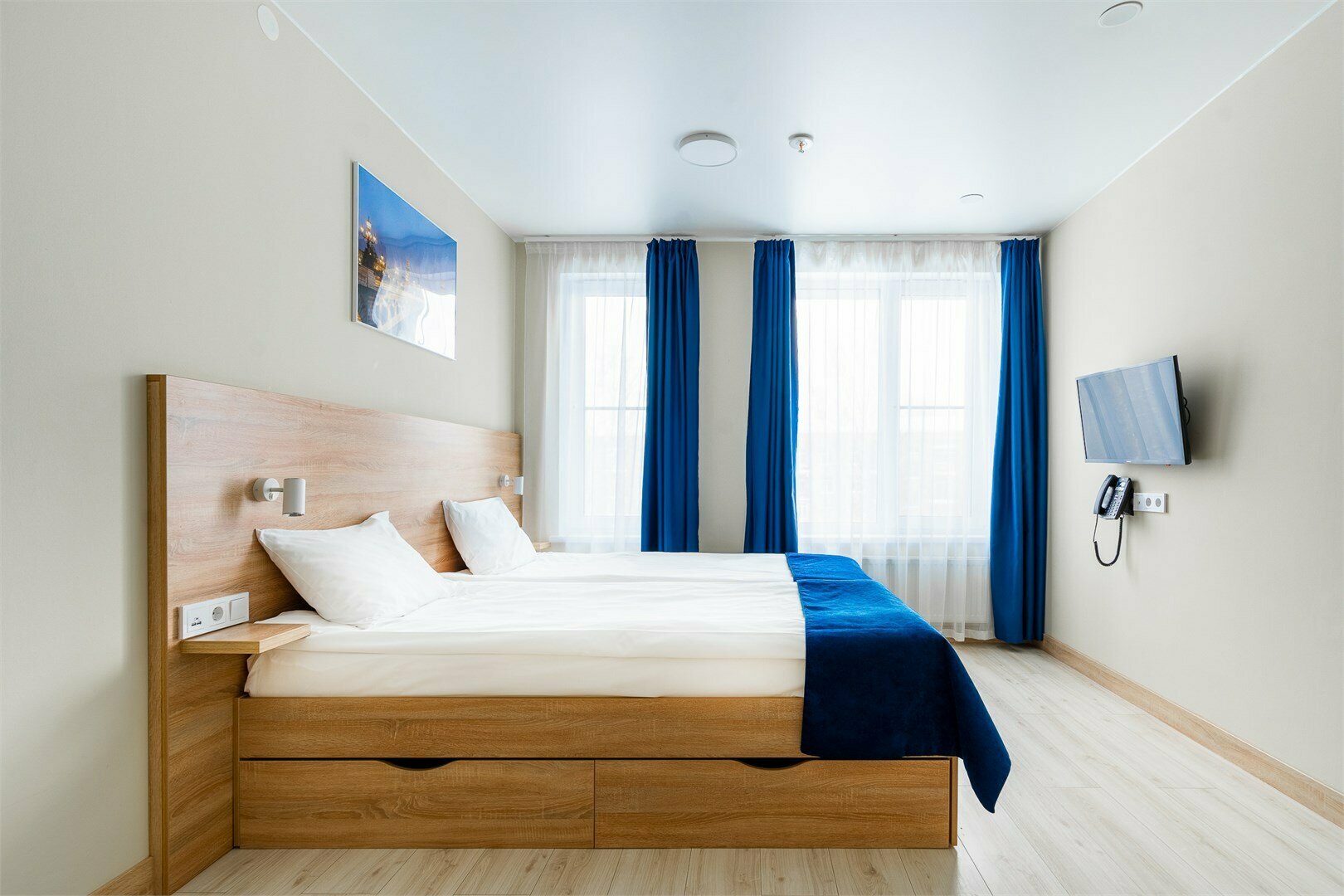 Улучшенный номер с 1 двуспальной или 2 раздельными кроватями