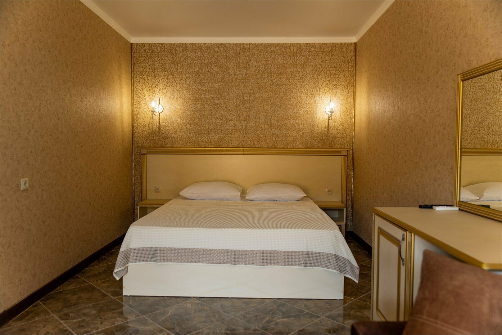 Большой двухместный номер с видом на бассейн и море