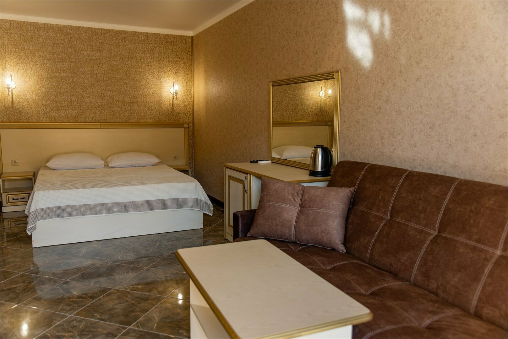 Большой двухместный номер с видом на бассейн и море