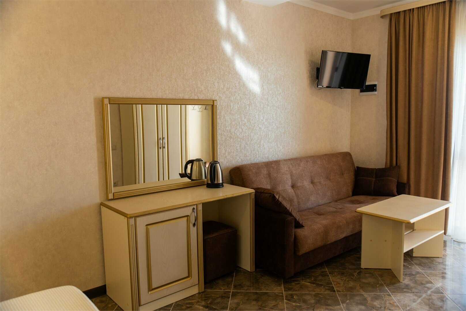 Большой двухместный номер с видом на бассейн и море