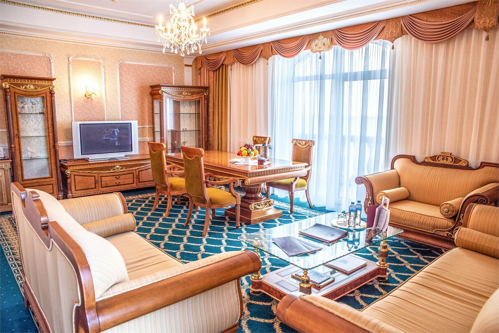 Президентский двухкомнатный люкс с балконом и видом на море